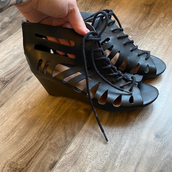 Black strappy wedge - Picture 2 of 4